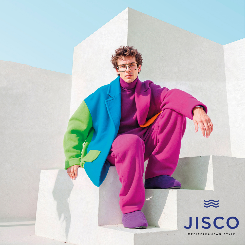 Modisches Model mit farbstarker JISCO Eyewear Brillenkollektion in modernem Architektur-Setting